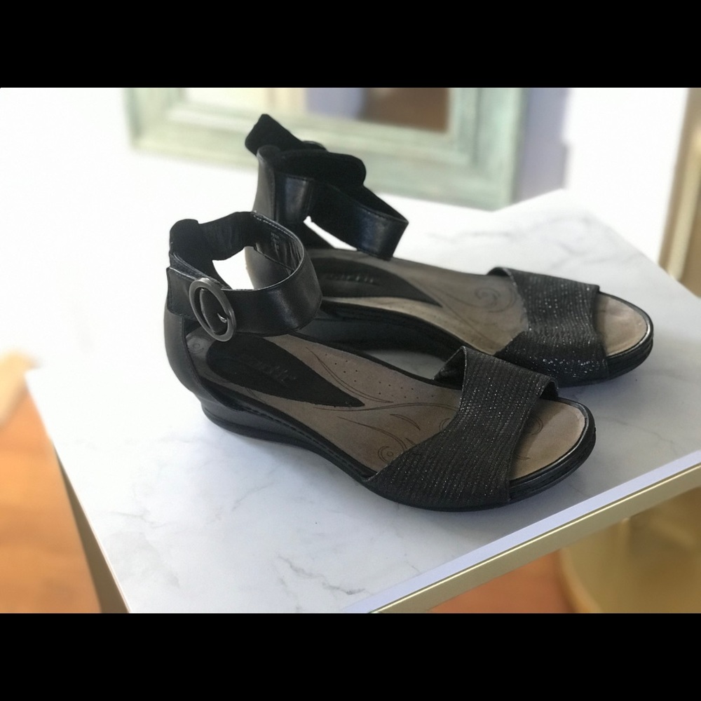 Earth - Most comfortable black wedge sandal
